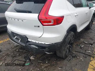 2023 Volvo XC40 Ultimate Bright Theme с VIN YV4L12UA6P2057484, выставлен на аукционе IAAI как лот 40963901 с пробегом 8 196 миль миль и . История ставок и продаж доступна на DreamBid. Изображение 6.