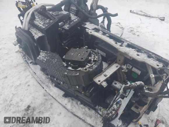 2019 Chevrolet Blazer z VIN 3GNKBBRA4KS635980, wystawiony jako Copart lot #89118345 z przebiegiem Nie podano mil oraz Nie do naprawy • Non repairable. Historia ofert i sprzedaży dostępna na DreamBid. Obrazek 7.