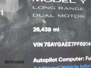 2023 Tesla Model Y Long Range z VIN 7SAYGAEE7PF691499, wystawiony jako IAAI lot #42038850 z przebiegiem 26 439 mil mil oraz . Historia ofert i sprzedaży dostępna na DreamBid. Obrazek 16.