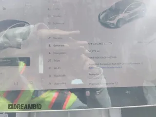 2023 Tesla Model 3 z VIN 5YJ3E1EA0PF403168, wystawiony jako IAAI lot #42002584 z przebiegiem 35 875 mil mil oraz . Historia ofert i sprzedaży dostępna na DreamBid. Obrazek 7.