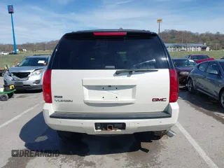 2008 GMC Yukon SLT w/4SB with VIN 1GKFK13078R209074, listed as a IAAI auction lot 41869070 with 180,950 mi miles. Bid and sale history available at carsss.com. Image 16.