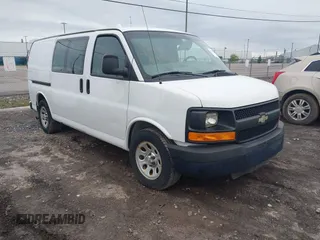 2013 Chevrolet Express Cargo z VIN 1GCSGAFX0D1171717, wystawiony jako IAAI lot #41996946 z przebiegiem 198 354 mil mil oraz . Historia ofert i sprzedaży dostępna na DreamBid. Obrazek 1.