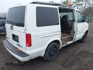2003 Chevrolet Astro with VIN 1GNDM19X63B132143, listed as a IAAI auction lot 41818208 with Not Provided miles. Bid and sale history available at carsss.com. Image 4.