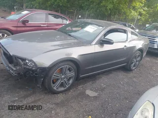 2013 Ford Mustang V6 z VIN 1ZVBP8AM7D5279716, wystawiony jako IAAI lot #42181208 z przebiegiem 83 111 mil mil oraz . Historia ofert i sprzedaży dostępna na DreamBid. Obrazek 2.