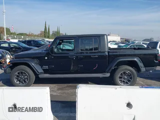 2020 Jeep Gladiator Overland with VIN 1C6HJTFG7LL139980, listed as a IAAI auction lot 40713794 with 33,560 mi miles and . Bid and sale history available at DreamBid. Image 15.