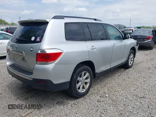 2013 Toyota Highlander z VIN 5TDZK3EH0DS127237, wystawiony jako IAAI lot #42266241 z przebiegiem 241 582 mil mil oraz . Historia ofert i sprzedaży dostępna na DreamBid. Obrazek 4.