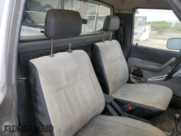 1983 Toyota Pickup z VIN JT4RN48S2D0070935, wystawiony jako Copart lot #50933245 z przebiegiem 50 699 mil mil oraz Czysty tytuł • Clean title. Historia ofert i sprzedaży dostępna na DreamBid. Obrazek 10.