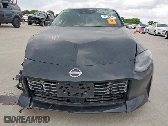 2024 Nissan Z Performance z VIN JN1BZ4BH7RM364076, wystawiony jako Copart lot #55272545 z przebiegiem 21 105 mil mil oraz Czysty tytuł • Clean title. Historia ofert i sprzedaży dostępna na DreamBid. Obrazek 5.