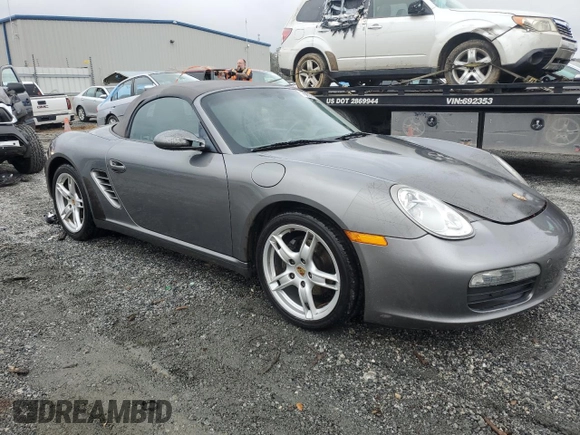2007 Porsche Boxster z VIN WP0CA29857U711677, wystawiony jako Copart lot #79859924 z przebiegiem 83 123 mil mil oraz Szkoda całkowita • Salvage title. Historia ofert i sprzedaży dostępna na DreamBid. Obrazek 4.