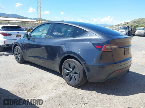 2024 Tesla Model Y Long Range z VIN 7SAYGAEE8RF198286, wystawiony jako IAAI lot #41950454 z przebiegiem 7 611 mil mil oraz . Historia ofert i sprzedaży dostępna na DreamBid. Obrazek 3.