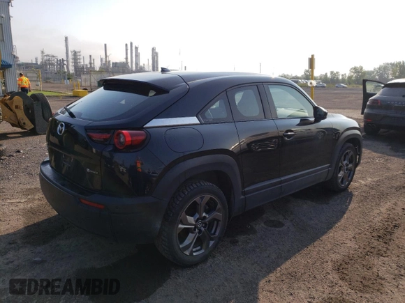 2022 Mazda MX-30 Premium Plus z VIN JM1DRADB6N0101074, wystawiony jako Copart lot #68379044 z przebiegiem 43 559 mil mil oraz Szkody całkowita. Historia ofert i sprzedaży dostępna na DreamBid. Obrazek 3.