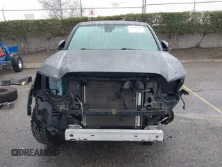2023 Toyota Tacoma SR5 z VIN 3TMDZ5BN4PM148379, wystawiony jako IAAI lot #41547628 z przebiegiem 30 001 mil mil oraz . Historia ofert i sprzedaży dostępna na DreamBid. Obrazek 13.
