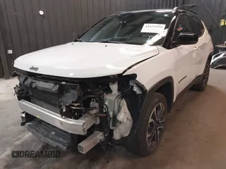 2023 Jeep Compass (RED) Edition z VIN 3C4NJDCN5PT536179, wystawiony jako IAAI lot #41621950 z przebiegiem 17 830 mil mil oraz . Historia ofert i sprzedaży dostępna na DreamBid. Obrazek 2.