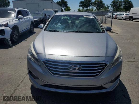 2017 Hyundai Sonata SE z VIN 5NPE24AF9HH477549, wystawiony jako Copart lot #57172315 z przebiegiem 130 643 mil mil oraz Szkoda całkowita • Salvage title. Historia ofert i sprzedaży dostępna na DreamBid. Obrazek 5.