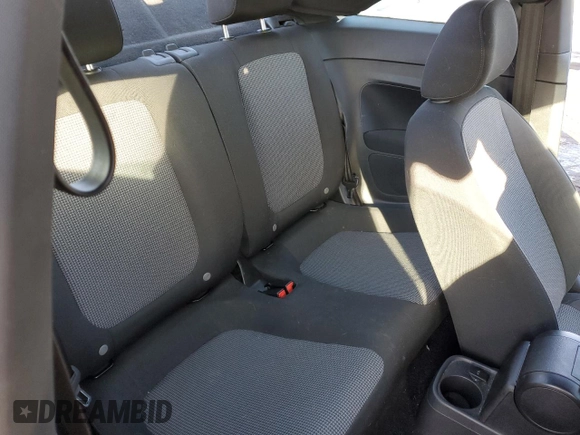 2018 Volkswagen Beetle S z VIN 3VWFD7AT7JM700755, wystawiony jako Copart lot #44312585 z przebiegiem 92 694 mil mil oraz Szkoda całkowita • Salvage title. Historia ofert i sprzedaży dostępna na DreamBid. Obrazek 10.