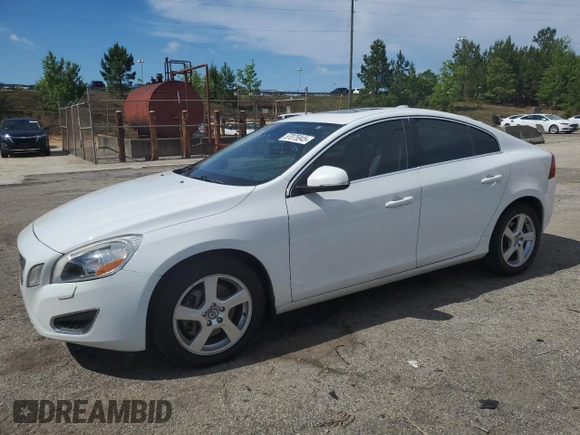 2013 Volvo S60 T5 Premier z VIN YV1612FS2D1218429, wystawiony jako Copart lot #57075845 z przebiegiem 82 846 mil mil oraz Czysty tytuł • Clean title. Historia ofert i sprzedaży dostępna na DreamBid. Obrazek 1.