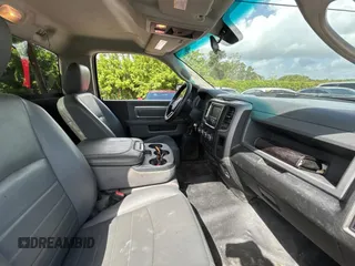 2017 Ram 1500 Tradesman z VIN 3C6JR7DG1HG617495, wystawiony jako Copart lot #66641845 z przebiegiem 142 042 mil mil oraz Czysty tytuł • Clean title. Historia ofert i sprzedaży dostępna na DreamBid. Obrazek 5.
