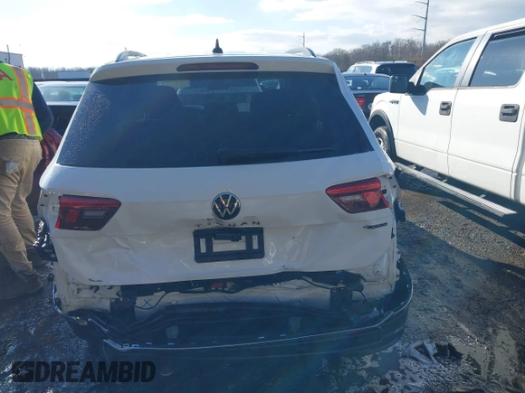 2022 Volkswagen Tiguan S with VIN 3VV0B7AX1NM035831, listed as a IAAI auction lot 41130297 with 64,298 mi miles. Bid and sale history available at carsss.com. Image 16.