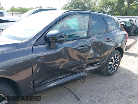 2025 Volvo XC60 Plus z VIN YV4M12RC0S1172417, wystawiony jako IAAI lot #42438854 z przebiegiem 2 853 mil mil oraz . Historia ofert i sprzedaży dostępna na DreamBid. Obrazek 6.