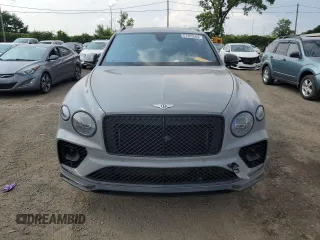 2022 Bentley Bentayga V8 z VIN SJAAM2ZVXNC013736, wystawiony jako Copart lot #67453664 z przebiegiem 22 660 mil mil oraz Nie do naprawy. Historia ofert i sprzedaży dostępna na DreamBid. Obrazek 5.