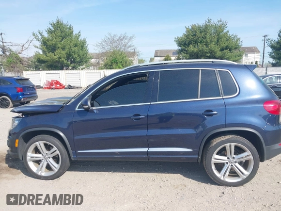 2014 Volkswagen Tiguan S z VIN WVGBV3AX7EW545538, wystawiony jako IAAI lot #42083281 z przebiegiem 129 227 mil mil oraz . Historia ofert i sprzedaży dostępna na DreamBid. Obrazek 14.