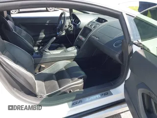 2009 Lamborghini Gallardo z VIN ZHWGU54T59LA07777, wystawiony jako IAAI lot #39749159 z przebiegiem 8730 mil mil oraz . Historia ofert i sprzedaży dostępna na DreamBid. Obrazek 5.