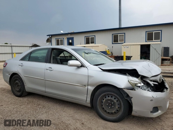 2010 Toyota Camry z VIN 4T1BF3EK0AU091358, wystawiony jako Copart lot #52010925 z przebiegiem 211 929 mil mil oraz Szkoda całkowita • Salvage title. Historia ofert i sprzedaży dostępna na DreamBid. Obrazek 4.