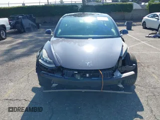 2018 Tesla Model 3 Long Range Battery z VIN 5YJ3E1EA2JF039262, wystawiony jako IAAI lot #42463443 z przebiegiem 77 482 mil mil oraz . Historia ofert i sprzedaży dostępna na DreamBid. Obrazek 13.