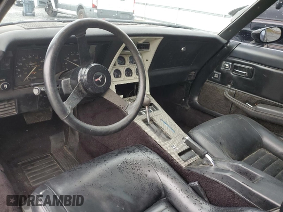 1981 Chevrolet Corvette z VIN 1G1AY8763BS401984, wystawiony jako Copart lot #58464195 z przebiegiem 33 180 mil mil oraz Czysty tytuł • Clean title. Historia ofert i sprzedaży dostępna na DreamBid. Obrazek 8.