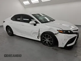 2022 Toyota Camry SE z VIN 4T1G11AKXNU630931, wystawiony jako Copart lot #82355254 z przebiegiem 34 943 mil mil oraz Czysty tytuł • Clean title. Historia ofert i sprzedaży dostępna na DreamBid. Obrazek 4.
