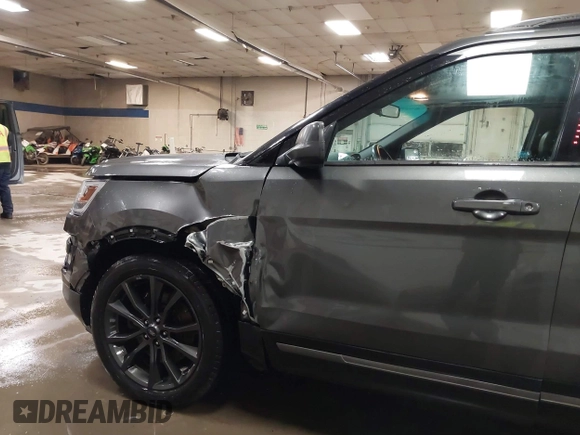 2017 Ford Explorer XLT z VIN 1FM5K8D81HGD27004, wystawiony jako IAAI lot #41760831 z przebiegiem 107 187 mil mil oraz . Historia ofert i sprzedaży dostępna na DreamBid. Obrazek 6.