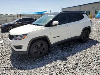 2018 Jeep Compass Altitude z VIN 3C4NJCBB1JT407980, wystawiony jako Copart lot #56122885 z przebiegiem 133 615 mil mil oraz Czysty tytuł • Clean title. Historia ofert i sprzedaży dostępna na DreamBid. Obrazek 1.