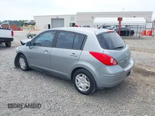 2011 Nissan Versa S z VIN 3N1BC1CP3BL360225, wystawiony jako IAAI lot #42213373 z przebiegiem 250 766 mil mil oraz . Historia ofert i sprzedaży dostępna na DreamBid. Obrazek 3.