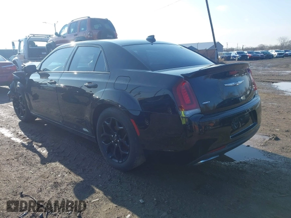 2016 Chrysler 300 S z VIN 2C3CCAGG0GH191555, wystawiony jako IAAI lot #42010604 z przebiegiem 74 343 mil mil oraz . Historia ofert i sprzedaży dostępna na DreamBid. Obrazek 3.