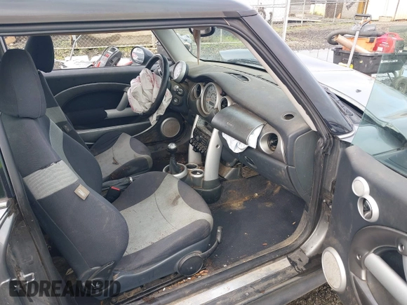 2004 MINI Hardtop S z VIN WMWRE33434TD88466, wystawiony jako IAAI lot #42012286 z przebiegiem 171 283 mil mil oraz . Historia ofert i sprzedaży dostępna na DreamBid. Obrazek 5.