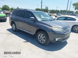 2013 Toyota Highlander z VIN 5TDZK3EH5DS124401, wystawiony jako IAAI lot #42133758 z przebiegiem 131 405 mil mil oraz . Historia ofert i sprzedaży dostępna na DreamBid. Obrazek 1.