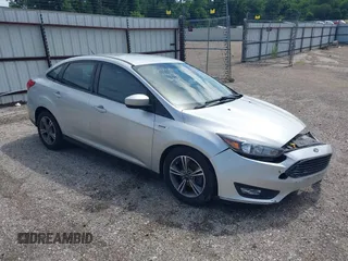 2018 Ford Focus SE z VIN 1FADP3FE8JL256734, wystawiony jako IAAI lot #42432093 z przebiegiem 124 484 mil mil oraz . Historia ofert i sprzedaży dostępna na DreamBid. Obrazek 1.