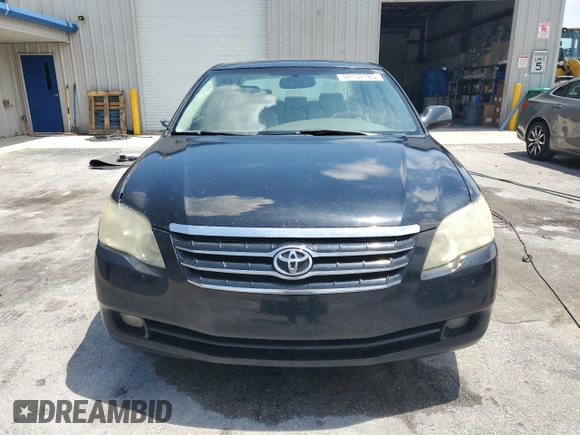 2005 Toyota Avalon XL z VIN 4T1BK36B05U022928, wystawiony jako Copart lot #59137785 z przebiegiem 146 854 mil mil oraz Szkoda całkowita • Salvage title. Historia ofert i sprzedaży dostępna na DreamBid. Obrazek 5.