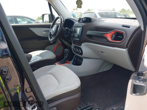 2015 Jeep Renegade Latitude with VIN ZACCJBBT2FPC27884, listed as a IAAI auction lot 39640157 with 136,632 mi miles. Bid and sale history available at carsss.com. Image 5.