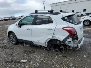 2020 Buick Encore Essence z VIN KL4CJGSB6LB044234, wystawiony jako Copart lot #48580445 z przebiegiem 94 654 mil mil oraz Szkody całkowita. Historia ofert i sprzedaży dostępna na DreamBid. Obrazek 2.