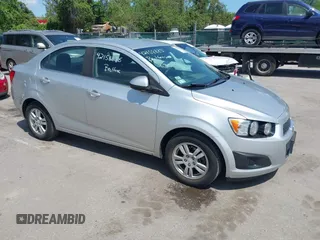 2016 Chevrolet Sonic LT z VIN 1G1JC5SG6G4120805, wystawiony jako IAAI lot #42158885 z przebiegiem 129 049 mil mil oraz . Historia ofert i sprzedaży dostępna na DreamBid. Obrazek 1.