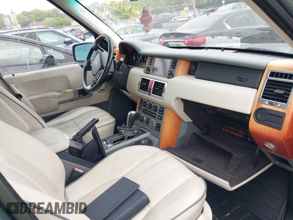 2006 Land Rover Range Rover HSE z VIN SALME15476A232384, wystawiony jako IAAI lot #42281896 z przebiegiem Nie podano mil oraz . Historia ofert i sprzedaży dostępna na DreamBid. Obrazek 5.
