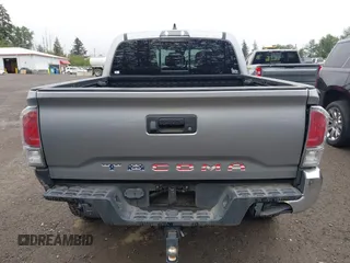 2020 Toyota Tacoma SR5 z VIN 3TMCZ5AN8LM323918, wystawiony jako IAAI lot #42279462 z przebiegiem 105 923 mil mil oraz . Historia ofert i sprzedaży dostępna na DreamBid. Obrazek 16.