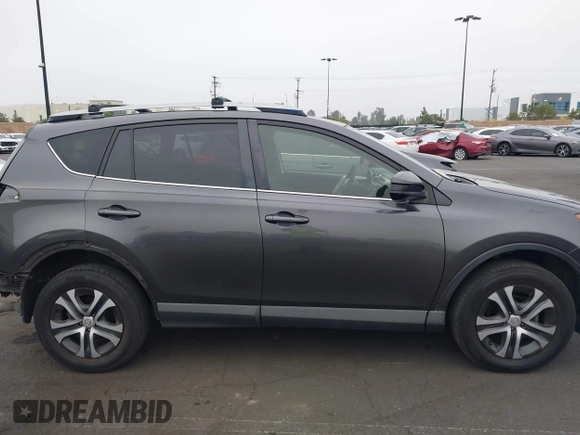 2017 Toyota RAV4 LE z VIN JTMZFREVXHJ107299, wystawiony jako IAAI lot #42422033 z przebiegiem 56 687 mil mil oraz . Historia ofert i sprzedaży dostępna na DreamBid. Obrazek 14.