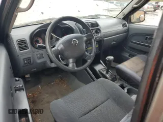 2004 Nissan Frontier XE Desert Runner z VIN 1N6ED26T84C448365, wystawiony jako Copart lot #56487435 z przebiegiem 266 738 mil mil oraz Tytuł czysty. Historia ofert i sprzedaży dostępna na DreamBid. Obrazek 8.