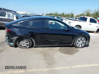 2024 Tesla Model Y Long Range z VIN 7SAYGDEE0RF078242, wystawiony jako IAAI lot #41808826 z przebiegiem 59 581 mil mil oraz . Historia ofert i sprzedaży dostępna na DreamBid. Obrazek 14.