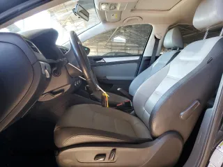 2013 Volkswagen Jetta Hybrid SE z VIN 3VW637AJXDM259158, wystawiony jako Copart lot #50423615 z przebiegiem 109 280 mil mil oraz Szkoda całkowita • Salvage title. Historia ofert i sprzedaży dostępna na DreamBid. Obrazek 7.