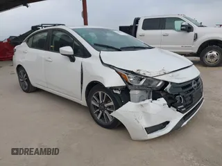 2023 Nissan Versa SV z VIN 3N1CN8EV9PL838576, wystawiony jako IAAI lot #42080373 z przebiegiem 28 542 mil mil oraz . Historia ofert i sprzedaży dostępna na DreamBid. Obrazek 1.