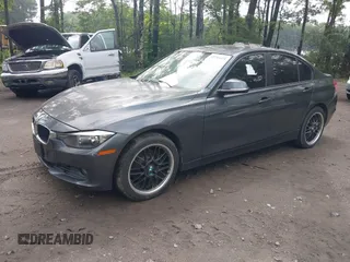 2013 BMW 3 Series 328i xDrive z VIN WBA3B5C55DF590501, wystawiony jako IAAI lot #42743471 z przebiegiem 72 388 mil mil oraz . Historia ofert i sprzedaży dostępna na DreamBid. Obrazek 2.
