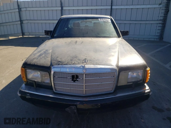 1989 Mercedes-Benz 560 with VIN WDBCA39E0KA446817, listed as a Copart auction lot 81615244 with 270,136 mi miles and Salvage Title. Bid and sale history available at DreamBid. Image 5.